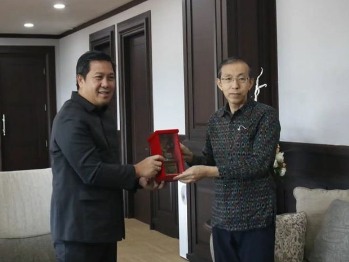 Wakil Gubernur Drs Steven OE Kandouw bersama Kepala Kantor Konsuler Jepang di Makassar, Yasue Katsunobu, Selasa (09/08/2022).