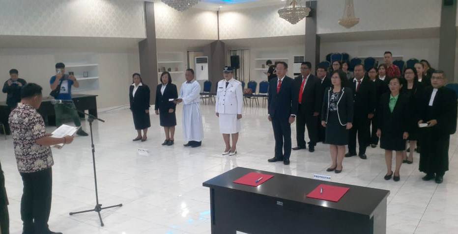 Sekda-Rudy-Theno-lantik-23-pejabat-Pemkot-Bitung-5-1