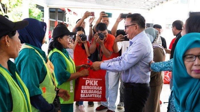 TP-PKK-dan-DWP-Bitung-Salurkan-246-Paket-Sembako-ke-Petugas-Kebersihan-6