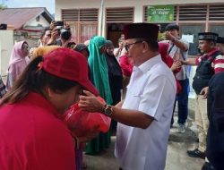 Maurits-Mantiri-Serahkan-Bantuan-untuk-Kaum-Duafa-di-Bitung-2