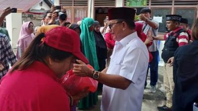 Maurits-Mantiri-Serahkan-Bantuan-untuk-Kaum-Duafa-di-Bitung-2