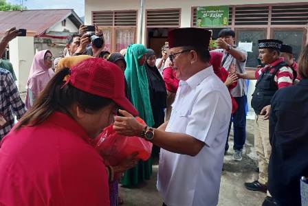 Maurits-Mantiri-Serahkan-Bantuan-untuk-Kaum-Duafa-di-Bitung-2