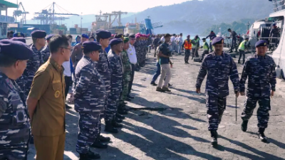 Wakil-Walikota-Bitung-Hengky-Honandar-sambut-Satgas-Operasi-Trisila-TNI-AL-ke-23-1