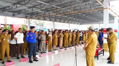 Maurits-Mantiri-ketika-pimpin-Apel-Kerja-di-Tribun-lapangan-k