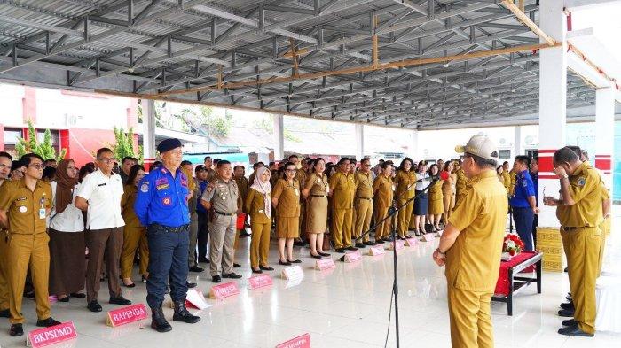 Maurits-Mantiri-ketika-pimpin-Apel-Kerja-di-Tribun-lapangan-k