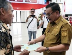 Walikota-Bitung-Maurits-Mantiri-Hadiri-Penyerahan-Sertifikat-Redistribusi-Tanah-2023-1