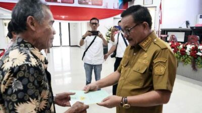 Walikota-Bitung-Maurits-Mantiri-Hadiri-Penyerahan-Sertifikat-Redistribusi-Tanah-2023-1