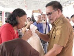 Walikota-Bitung-Maurits-Mantiri-Luncurkan-Program-Bantuan-Pangan-Beras-untuk-12.221-KK